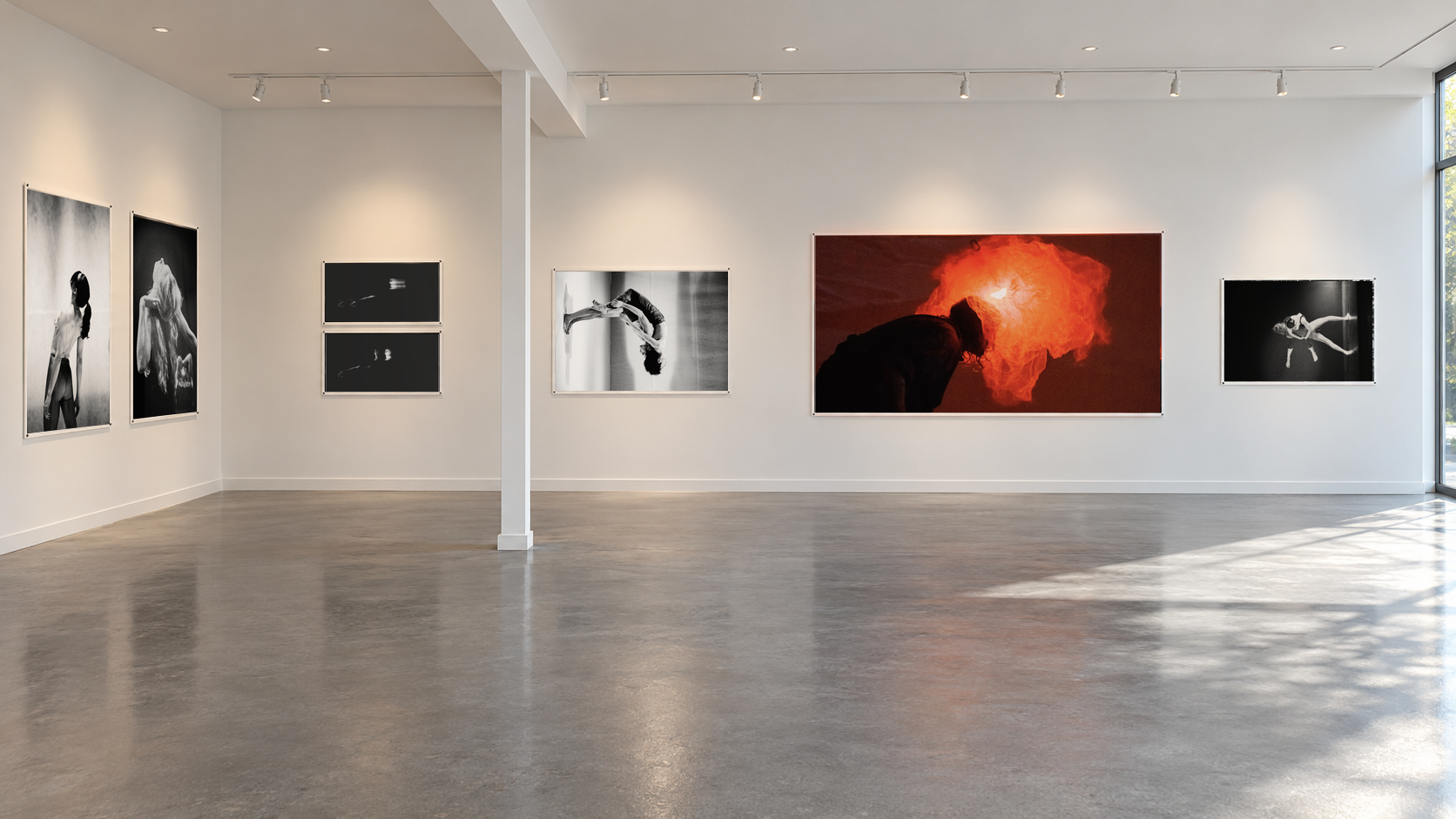En gallery installation composite